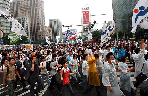 2007년 6월 29일 세종로를 기습적으로 점거한 한미FTA 저지 범국민총궐기대회 참가자들이 행진을 벌이고 있다.